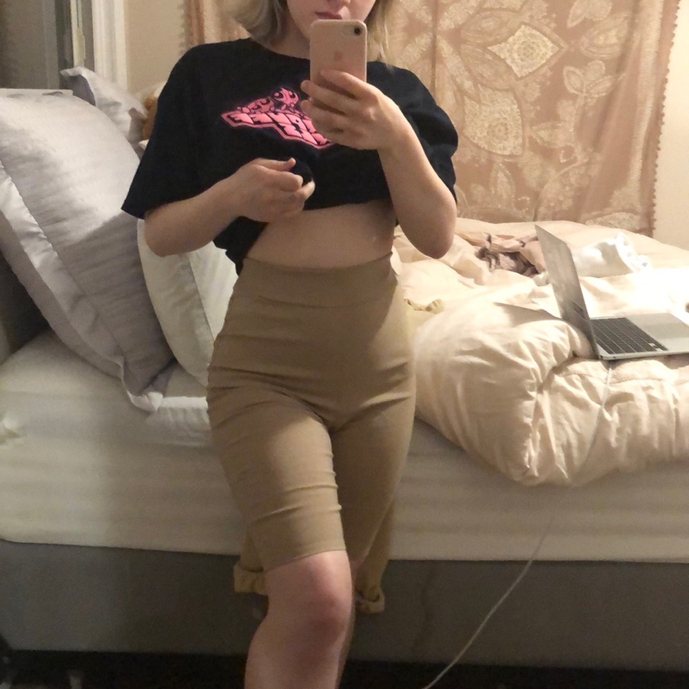 BEIGE BIKER SHORTS👟